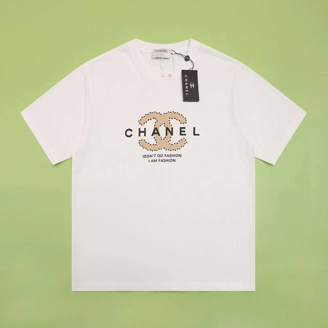 高品质 香奈儿 Chanel 24Ss 采用进口厚版胶英文logo加帖布小香标志烫压而成圆领短袖t恤 有个性街头设计风格 面料采用32支250G精棉双纱面料 原